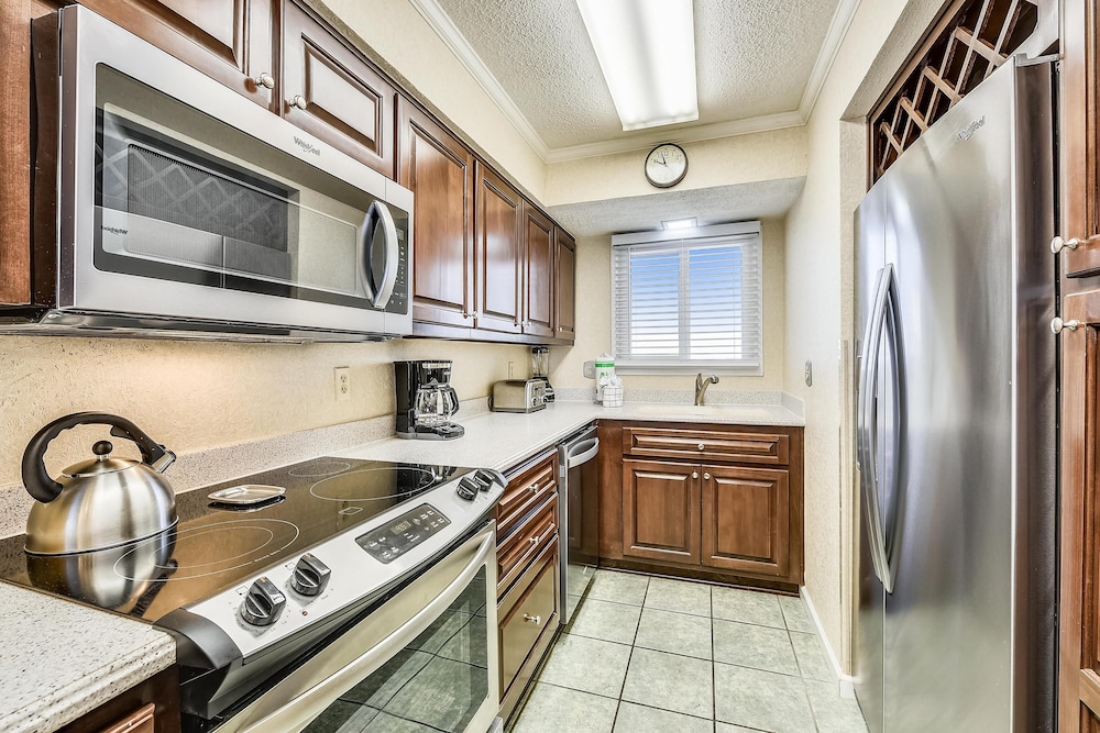 Regency Towers by Book That Condo - photo 25