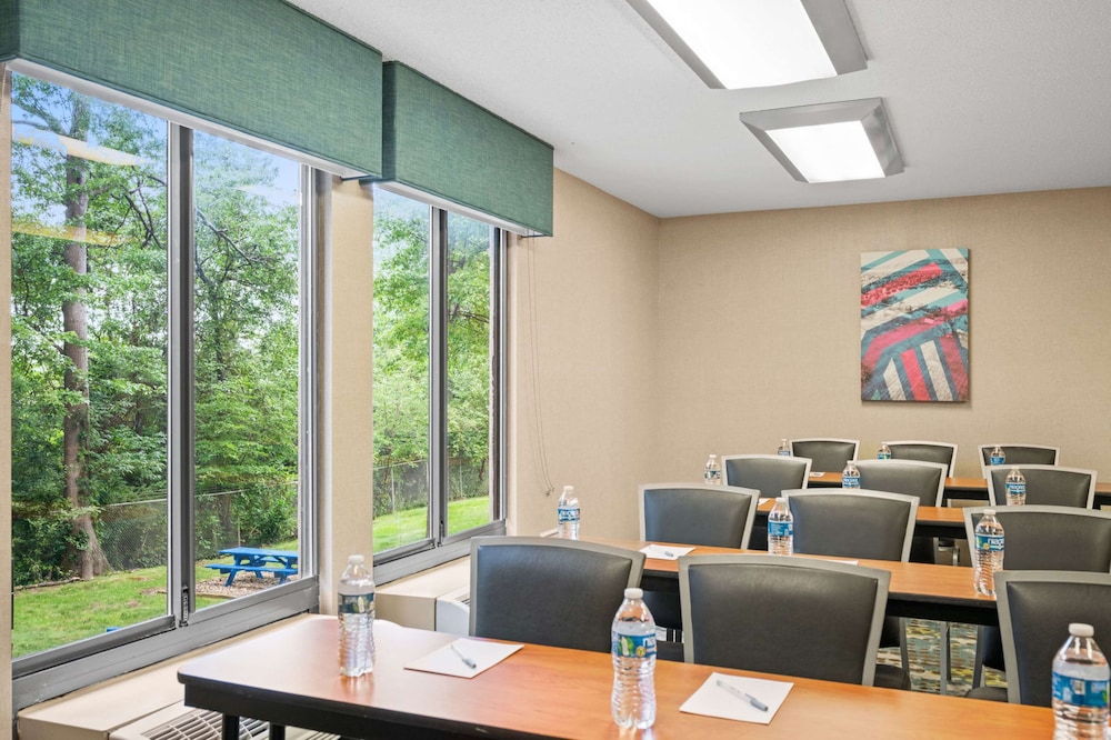 Hampton Inn Cleveland Westlake - photo 31