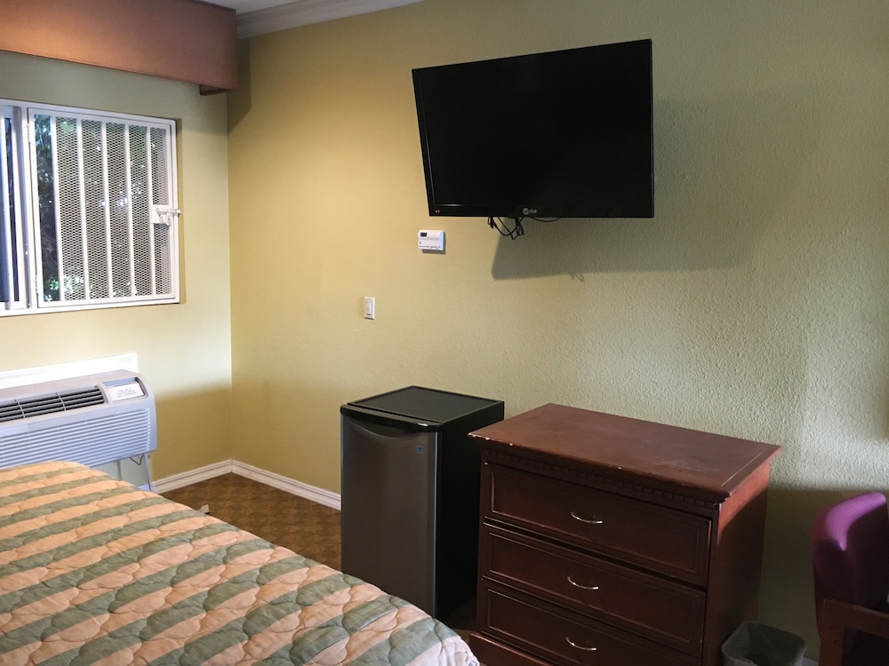 Bellflower Travel Inn - photo 15