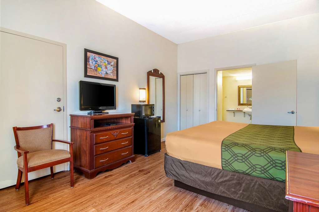 Econo Lodge Inn & Suites near Chickamauga Battlefield - photo 7