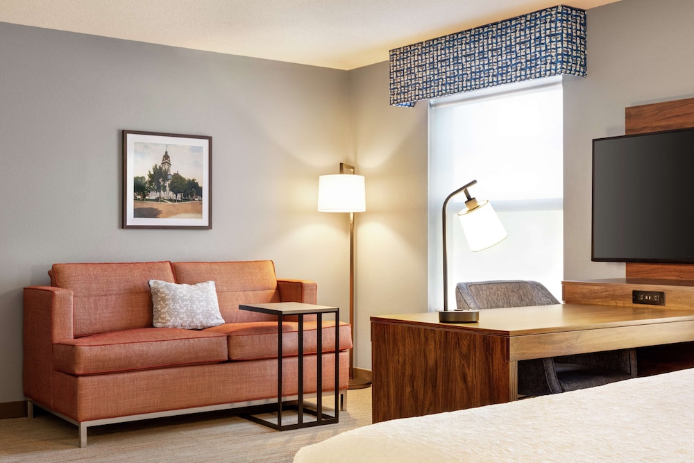 Hampton Inn & Suites Valparaiso - photo 12