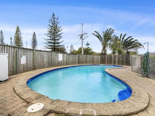 Kawana Beachside Getaway 1 Bedroom Apartment — 4-Star Luxury Hotel in Buddina, Australia