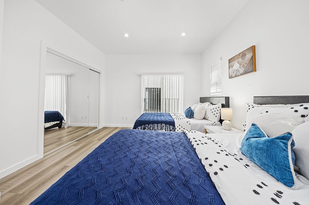 Downtown LA Stylish Bedrooms - photo 15