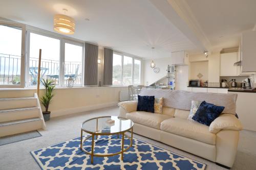 Superb Scarborough Penthouse with Balcony lift parking views