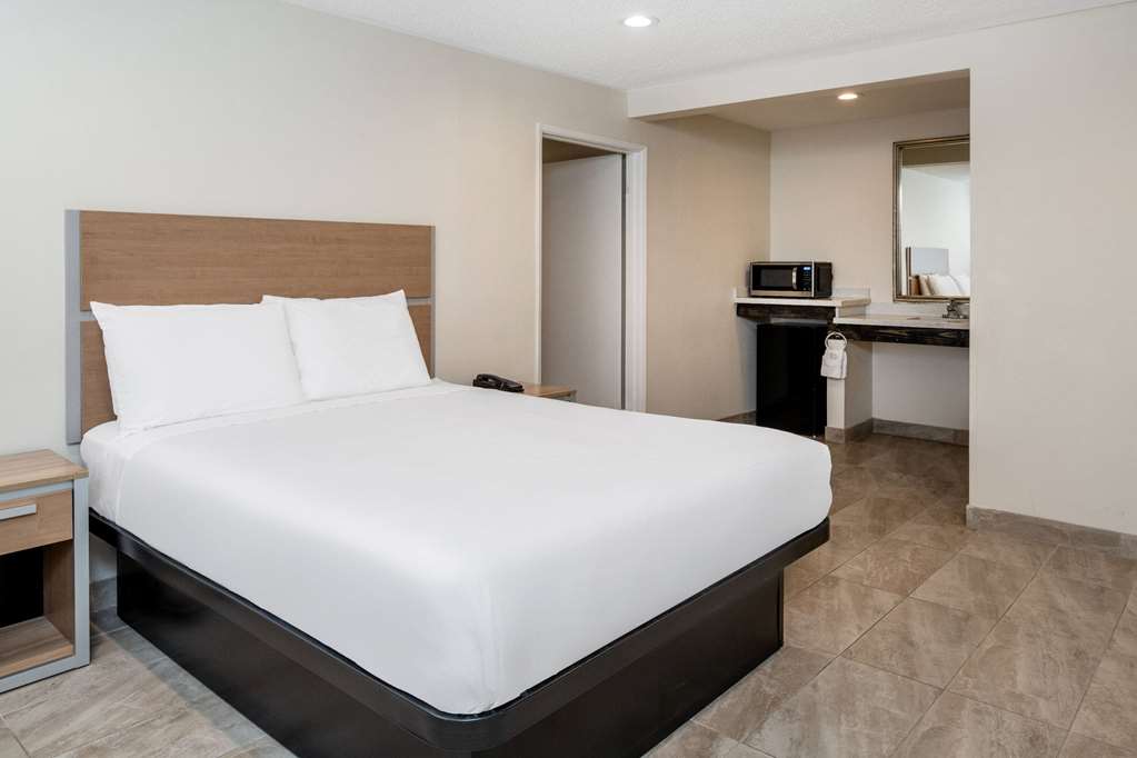 Super 8 by Wyndham Bakersfield CA - photo 31