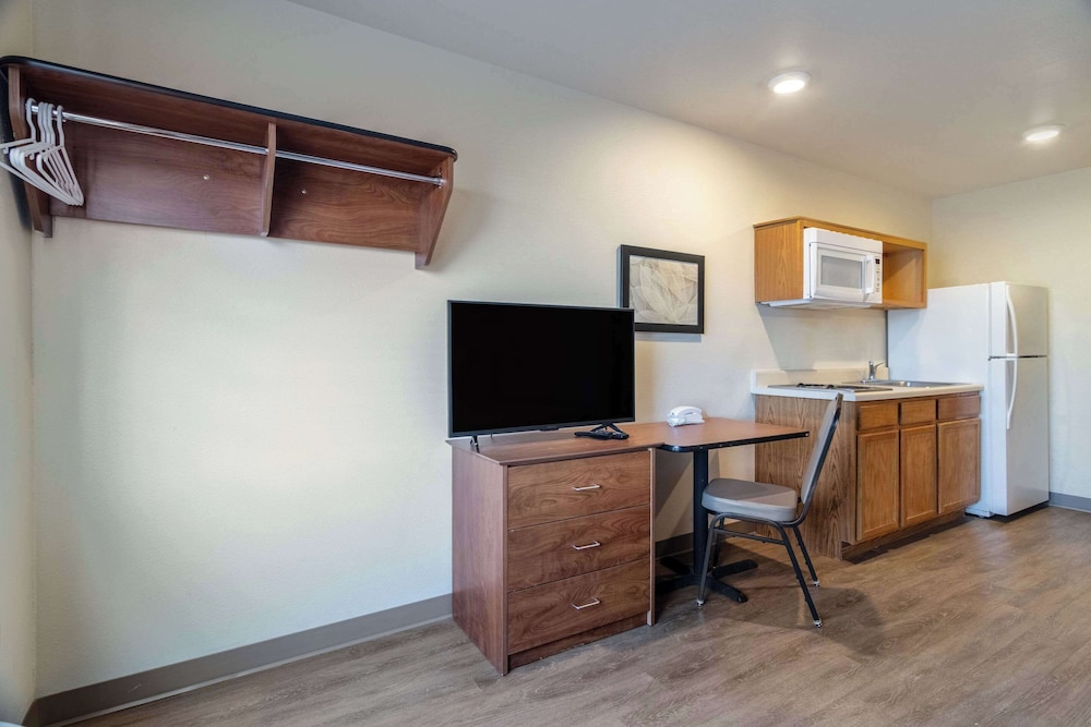 WoodSpring Suites Champaign near University - photo 17