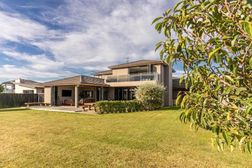 Relax at Lake Hood Luxury Canal Home with Jetty — 4-Star Luxury Hotel in Tinwald, New Zealand