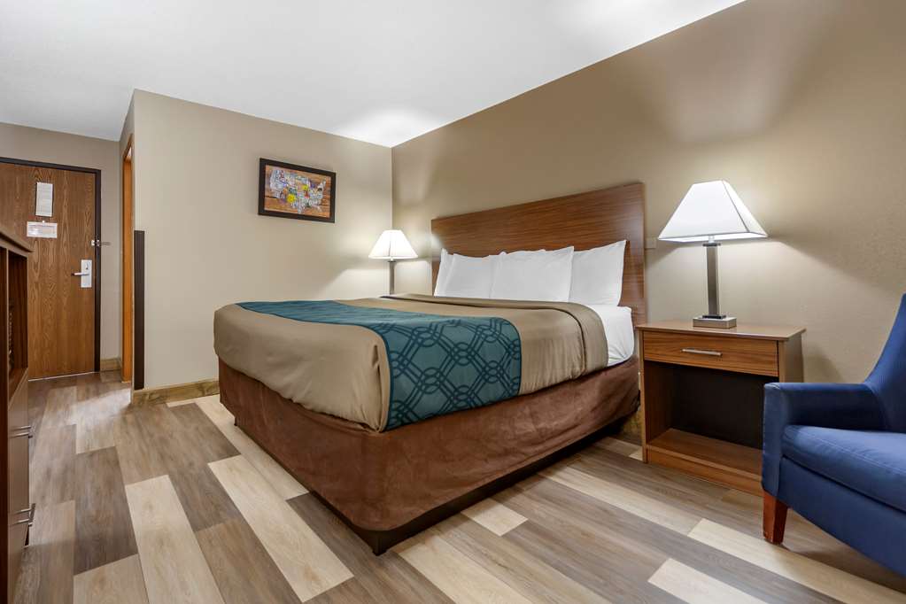 Econo Lodge Hays I 70 - photo 11