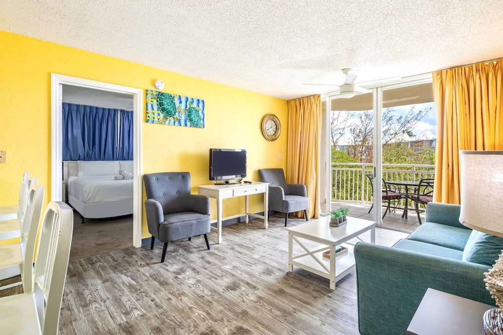 Tortuga Suite at Sunrise Suites Resort Heated Pool Hot Tub & Free Parking in Key West, United States
