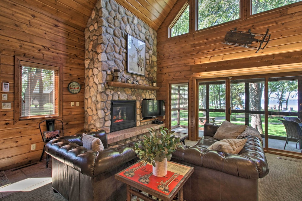 Alluring Nisswa Cabin on Gull Lake with Fireplace — 4-Star Luxury Hotel in Nisswa, United States