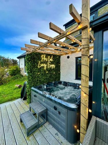 Plas Coch Snowdon Views with Large Garden in Caernarfon, United Kingdom