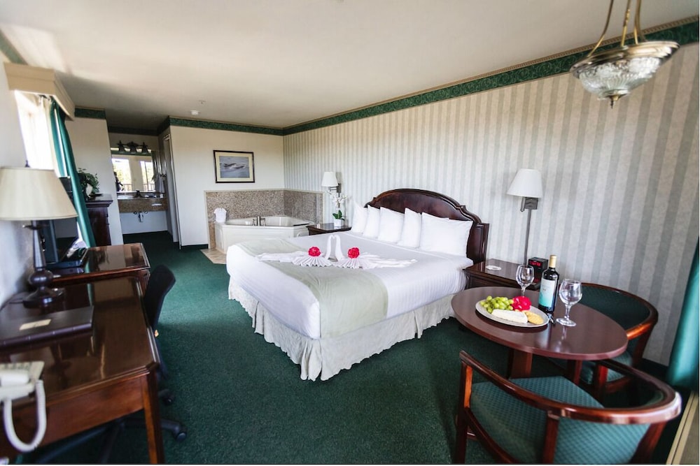 Emerald Dolphin Inn & Mini Golf - photo 3