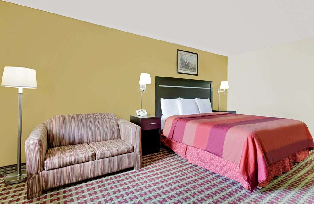 Days Inn by Wyndham Savannah - photo 12