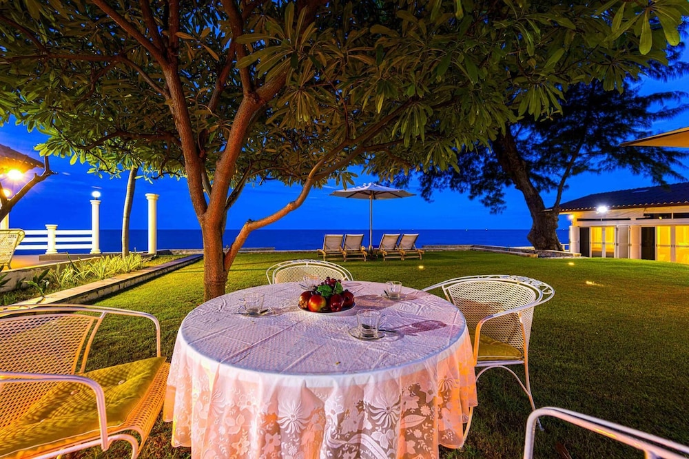 Oceanfront 6 Bedroom Twin Villas OV6 — 4-Star Luxury Hotel in Hua Hin, Thailand