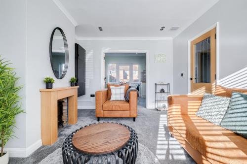Stylishly decorated 3 bed house presented by Our Home Short Stays comfortable beds with crisp linen and plenty of outdoor space to enjoy — 4-Star Luxury Hotel in Bedford, United Kingdom