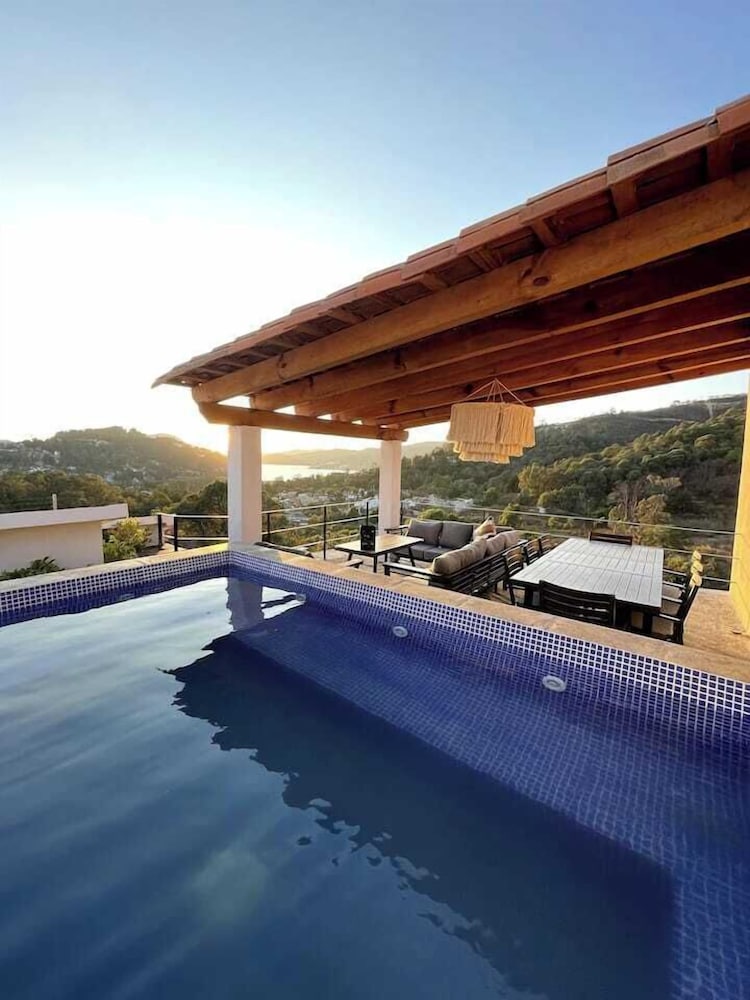 LUXO Casa en Valle de Bravo con jacuzzi y espectacular vista al lago — 4-Star Luxury Hotel in Valle De Bravo, Mexico