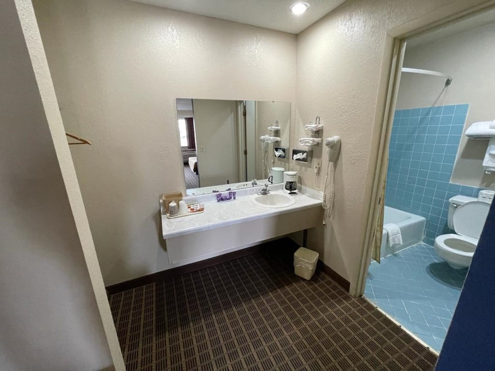 Knights Inn By Capital O Emporia I 35 - photo 81