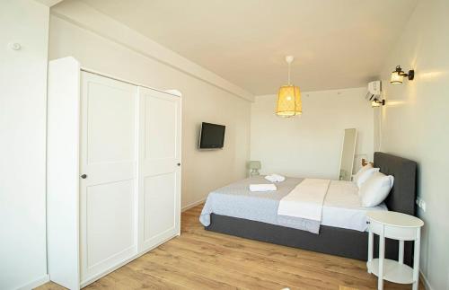 3BR Scenic Terrace Apt in Abanotubani By Wehost