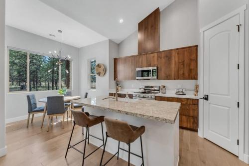 Fairway Luxury Mountain Retreat in Williams, United States