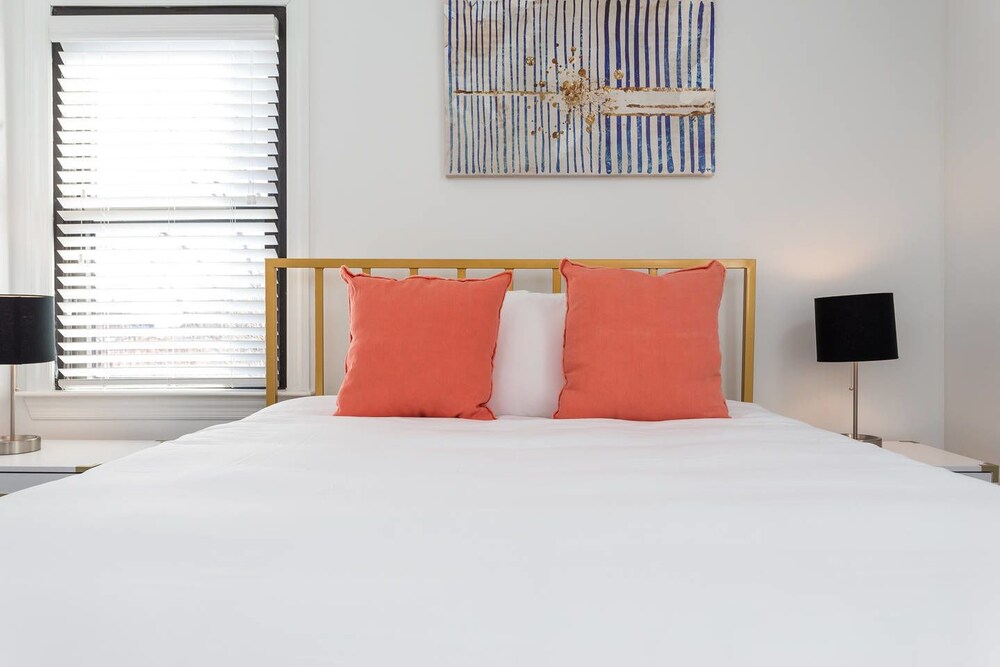 8 BRs Comprised of 4 2BR Suites by Domio - photo 19