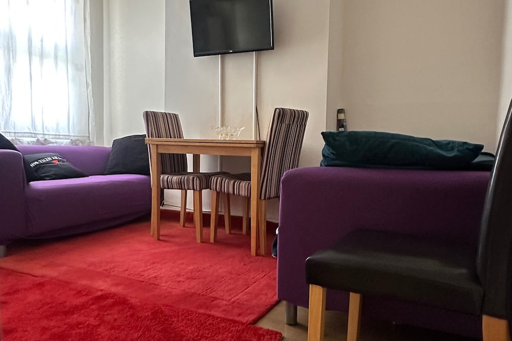 Curzon Street Retreat 4 Beds in Reading, United Kingdom