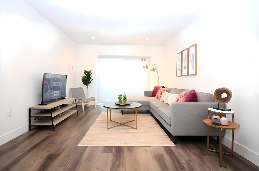 Los Angeles Premium City Suites Free Secured Parking — 4-Star Luxury Hotel in Los Angeles, United States