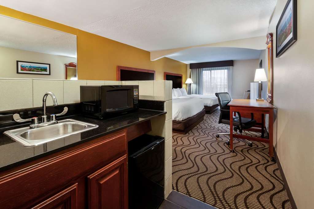 La Quinta Inn by Wyndham Sandusky near Cedar Point - photo 35