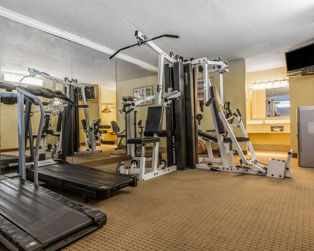 Econo Lodge Douglas - photo 41