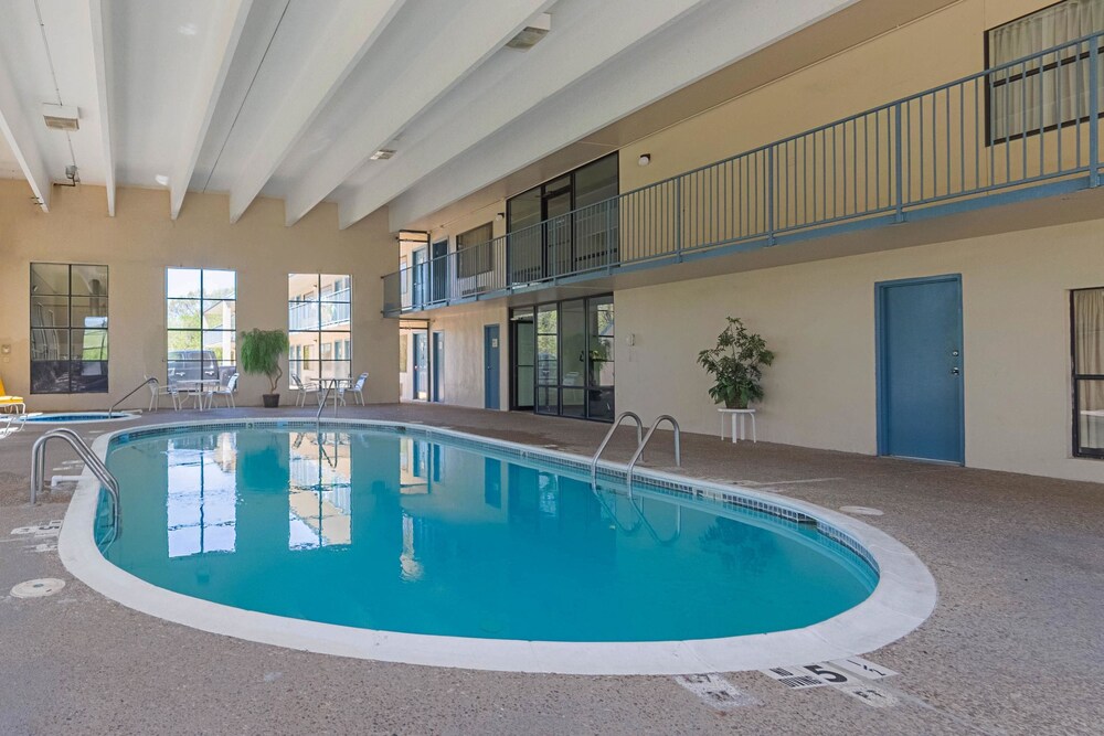 Econo Lodge Inn & Suites Bentonville Rodgers - photo 27