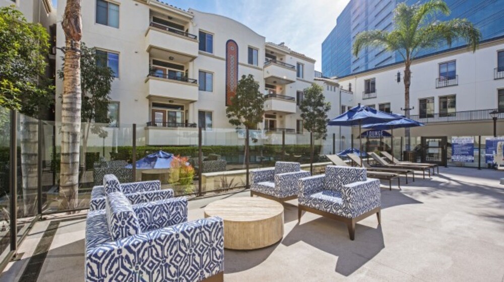 Global Luxury Suites at Tiverton Ave - photo 31