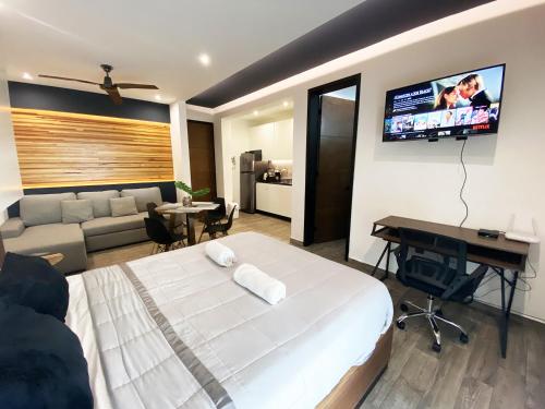 WorkSpace Reliable WIFI AC close to everything — 4-Star Luxury Hotel in Playa Del Carmen, Mexico