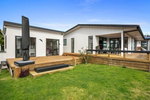Beachy Serenity Waihi Beach Holiday Home — 4-Star Luxury Hotel in Waihi Beach, New Zealand