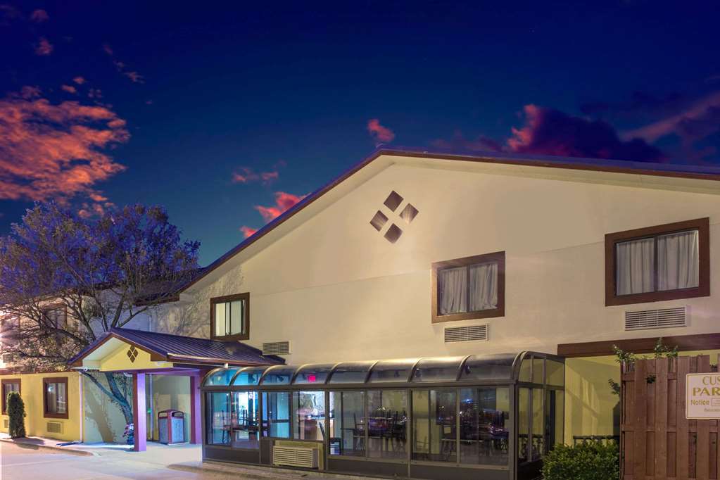 Super 8 by Wyndham Champaign - featured photo