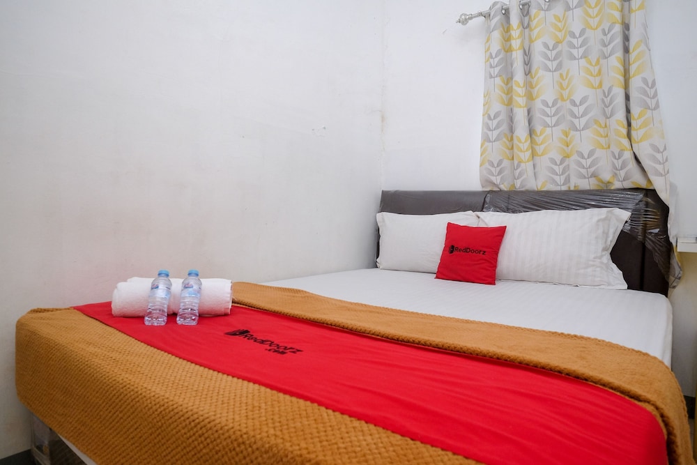 RedDoorz near Politeknik Manado - carbon neutral hotel in Manado