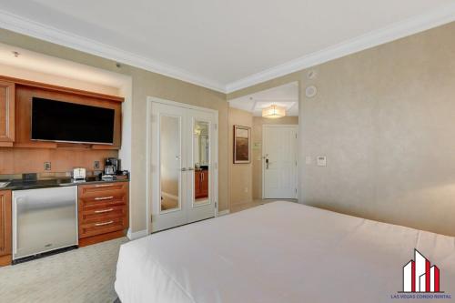 MGM Signature 25 609 Strip View Jacuzzi Studio