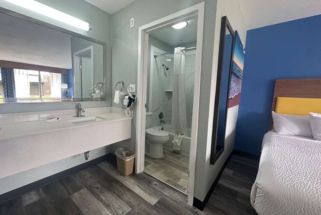 Days Inn & Suites by Wyndham Jennings - photo 20