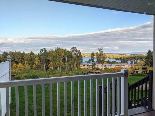 Cute Lower Level Cedar Lodge Room with Balcony & Lake Views — 4-Star Luxury Hotel in Laconia, United States