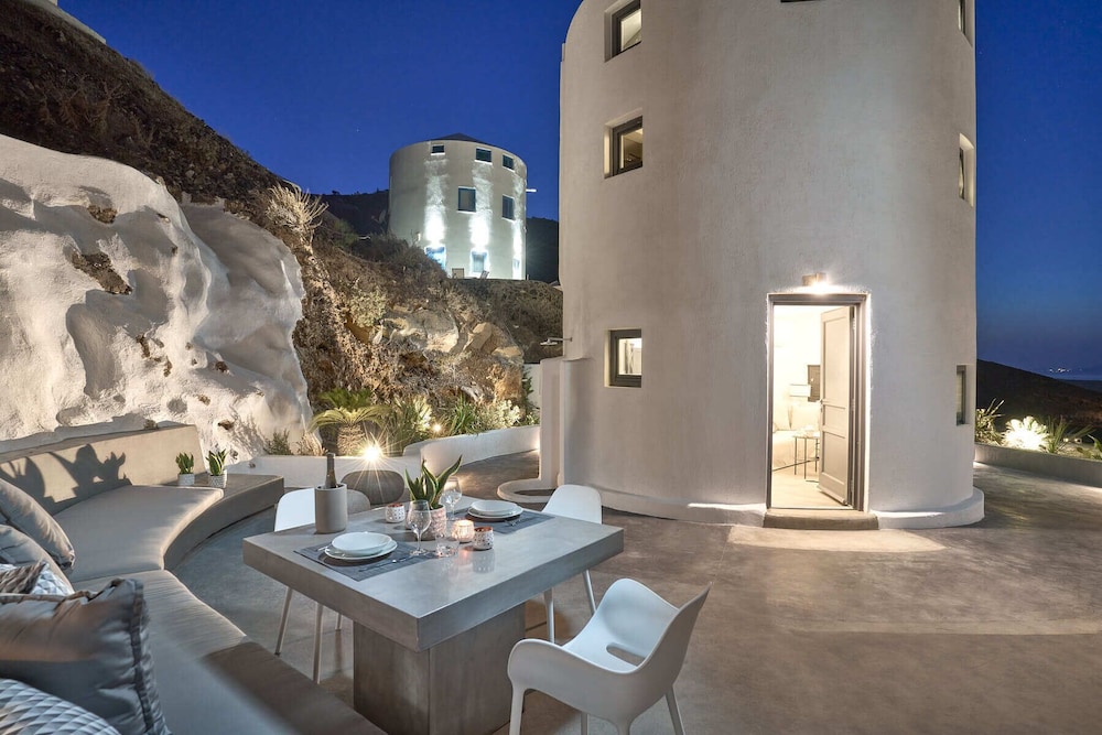 Topos Exclusive Santorini — 4-Star Luxury Hotel in Fira, Greece