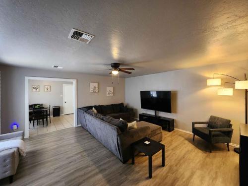 Cozy Retreat Family Pet Friendly Near Ft Sill in Lawton, United States