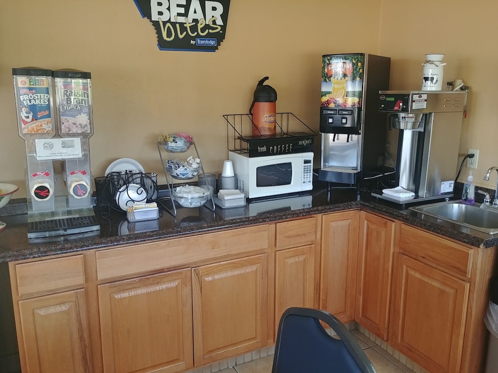 Travelodge By Wyndham Great Bend - photo 16