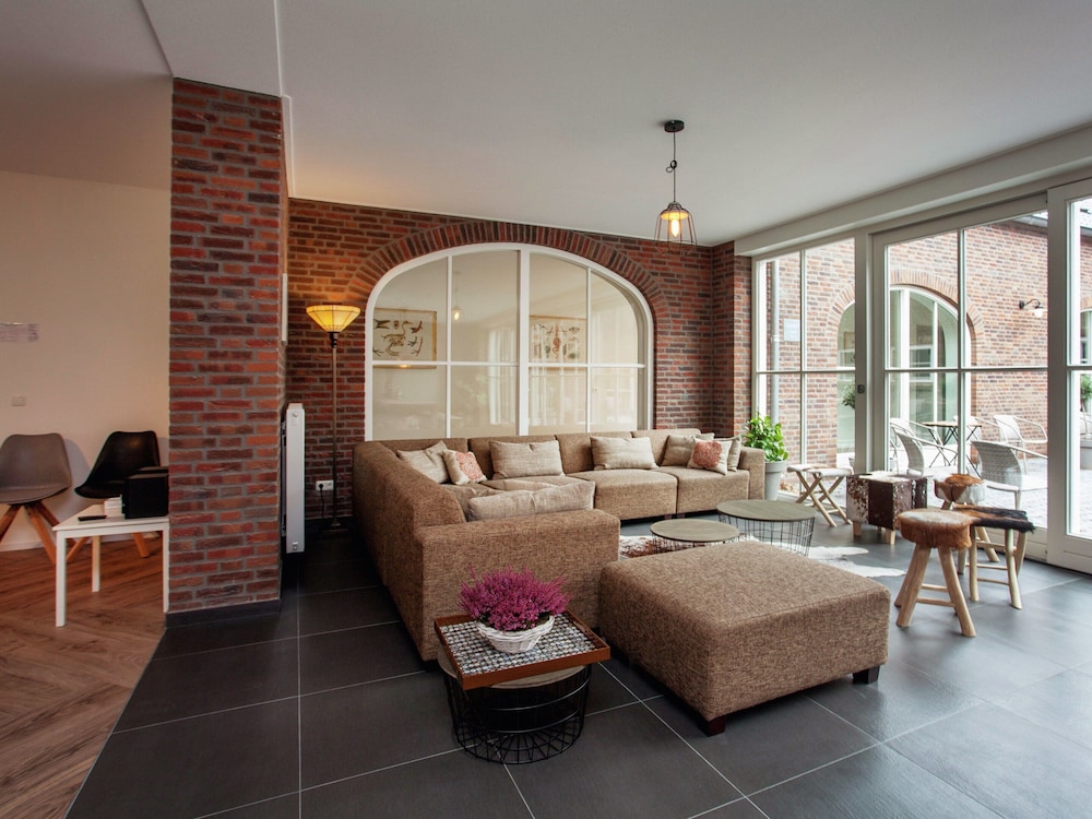Pet friendly Mansion - last minute hotel in Unknown City