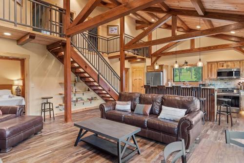 Hot Shot Hideaway — 4-Star Luxury Hotel in Custer, United States