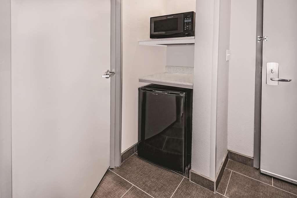 La Quinta Inn & Suites by Wyndham Dallas Grand Prairie North - photo 11
