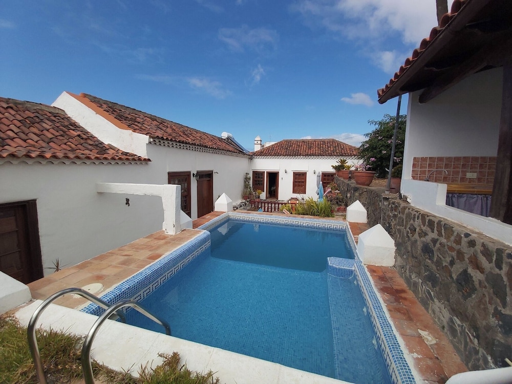 Welcoming house with pool in San Cristóbal 85 m — 4-Star Luxury Hotel in La Laguna, Spain