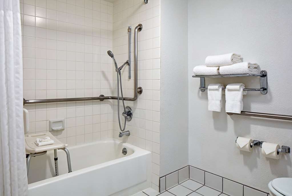 La Quinta Inn & Suites by Wyndham Thousand Oaks Newbury Park - photo 20