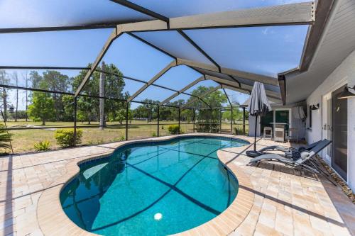 3BR Wesley Chapel Retreat with Private Pool Pet Friendly Spacious Parking — hotel in Zephyrhills