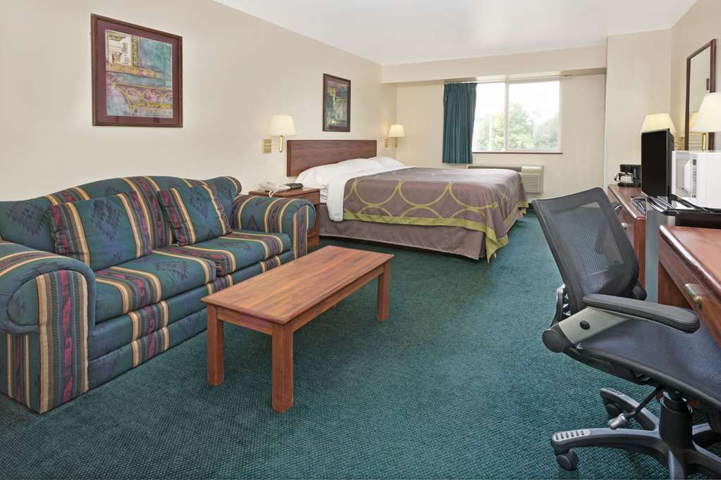 Super 8 by Wyndham Windsor - photo 5