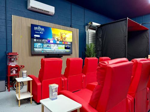 GameRoom Golf Simulator Beach Movie Theater in Daytona Beach, United States