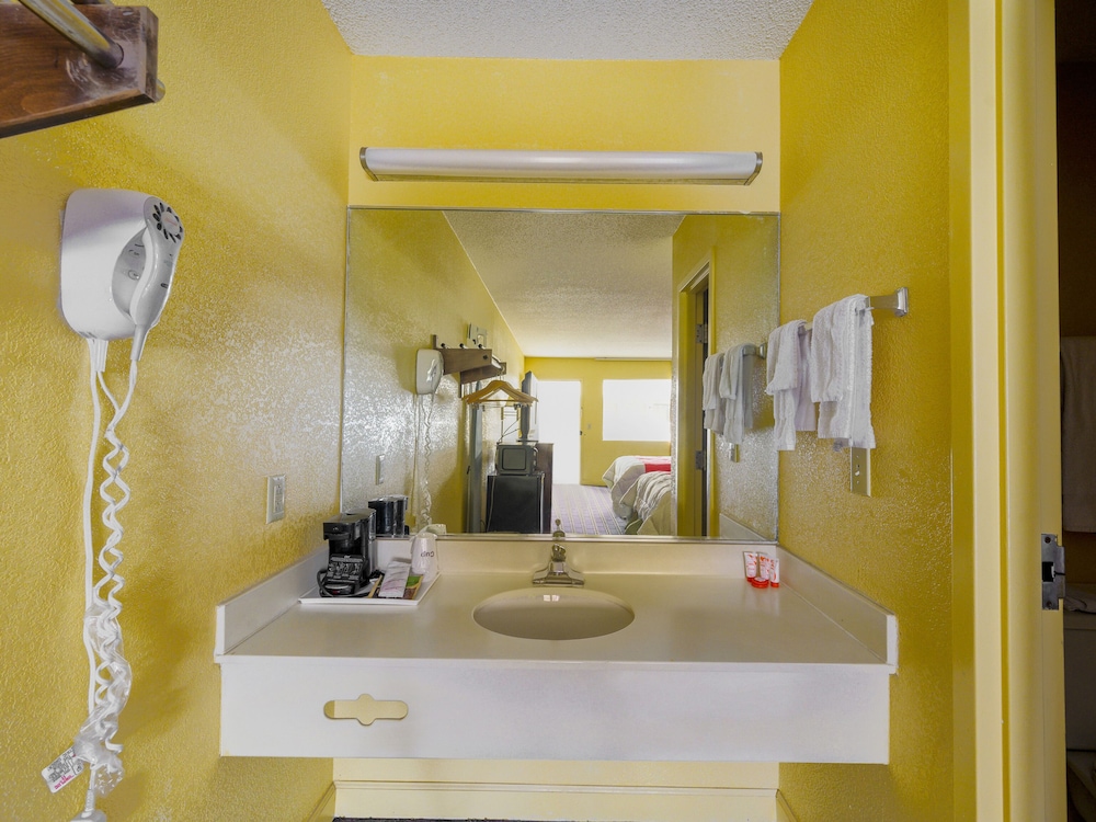 OYO Hotel Williamston - photo 18