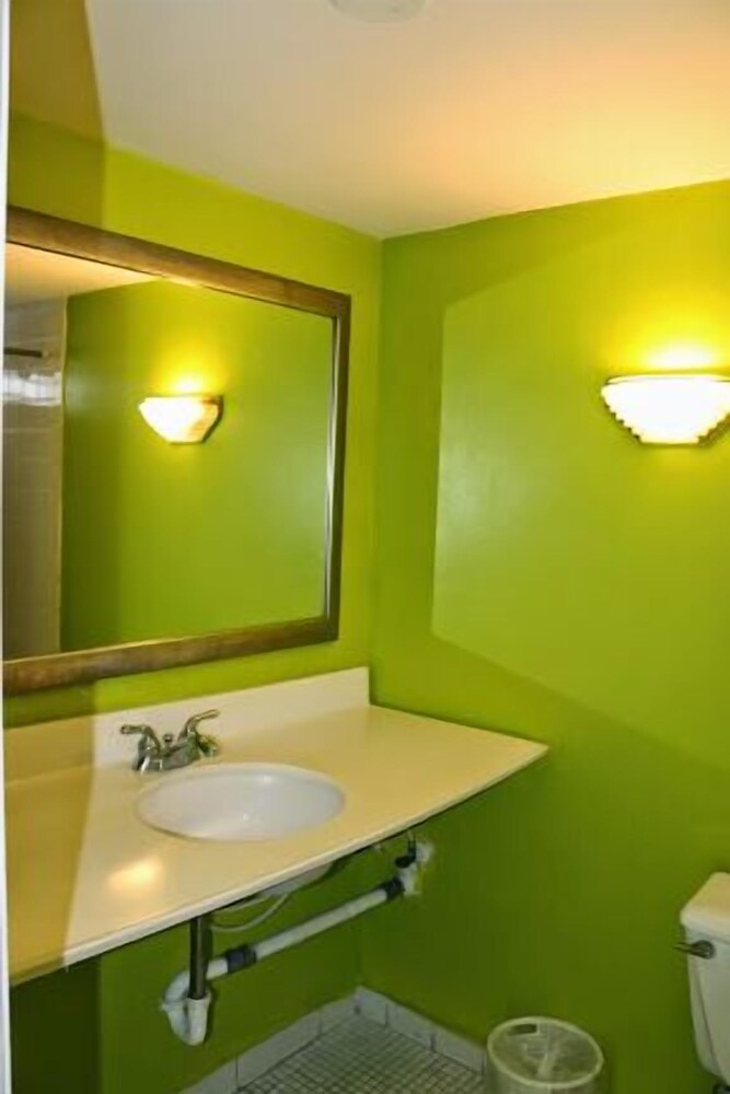 Camelot Waterfront Inn - photo 27